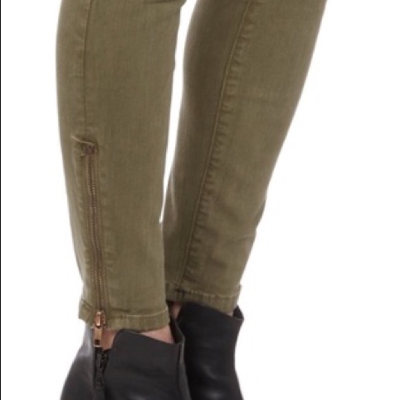 Current Elliot’s - Picture 3 of 4